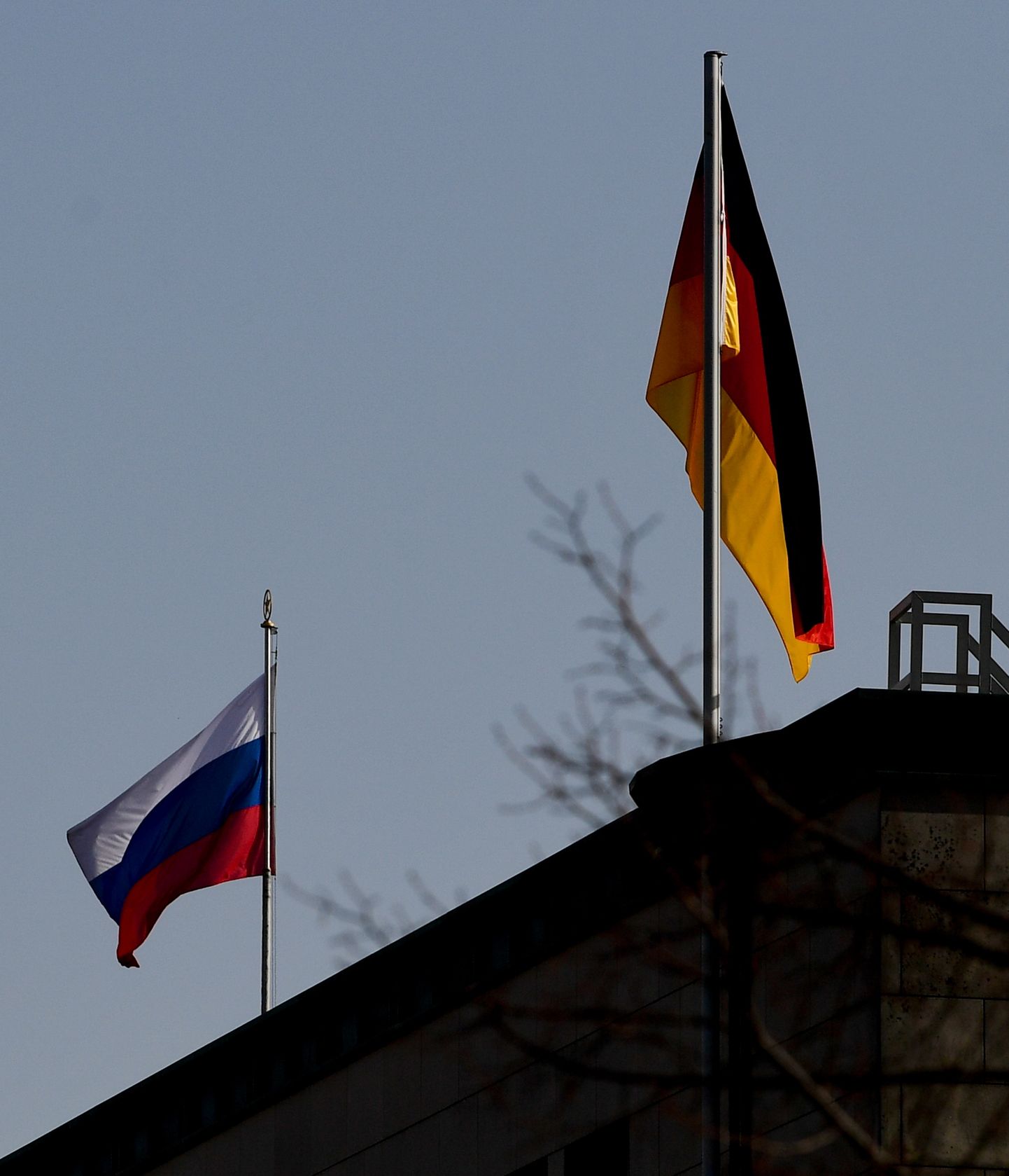 Venemaa ja Saksamaa lipp Vene suursaatkonna hoone katusel Berliinis