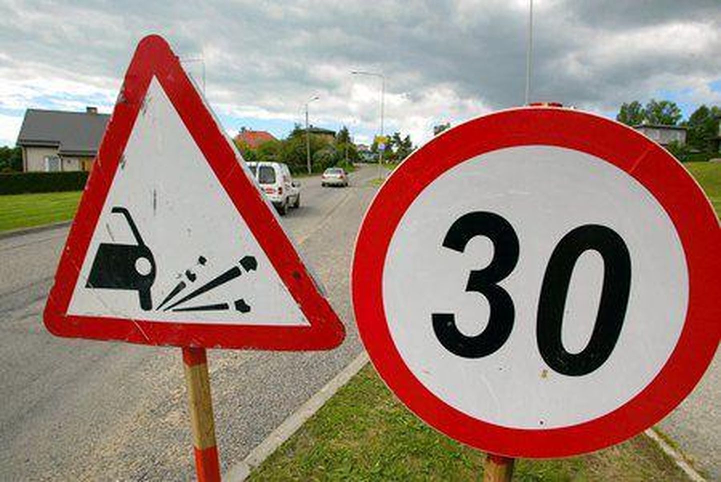 Risti–Virtsu maanteel Kirbla ja Lihula vahel tehakse homseni nelja kilomeetri pikkusel lõigul sõidujälgede pindamist.