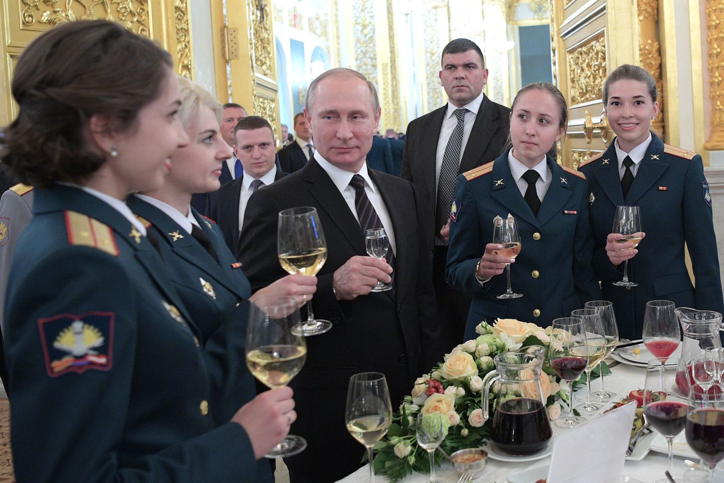 President Vladimir Putin täna Venemaa sõjakoolide vilistlastele korraldatud vastuvõtul.