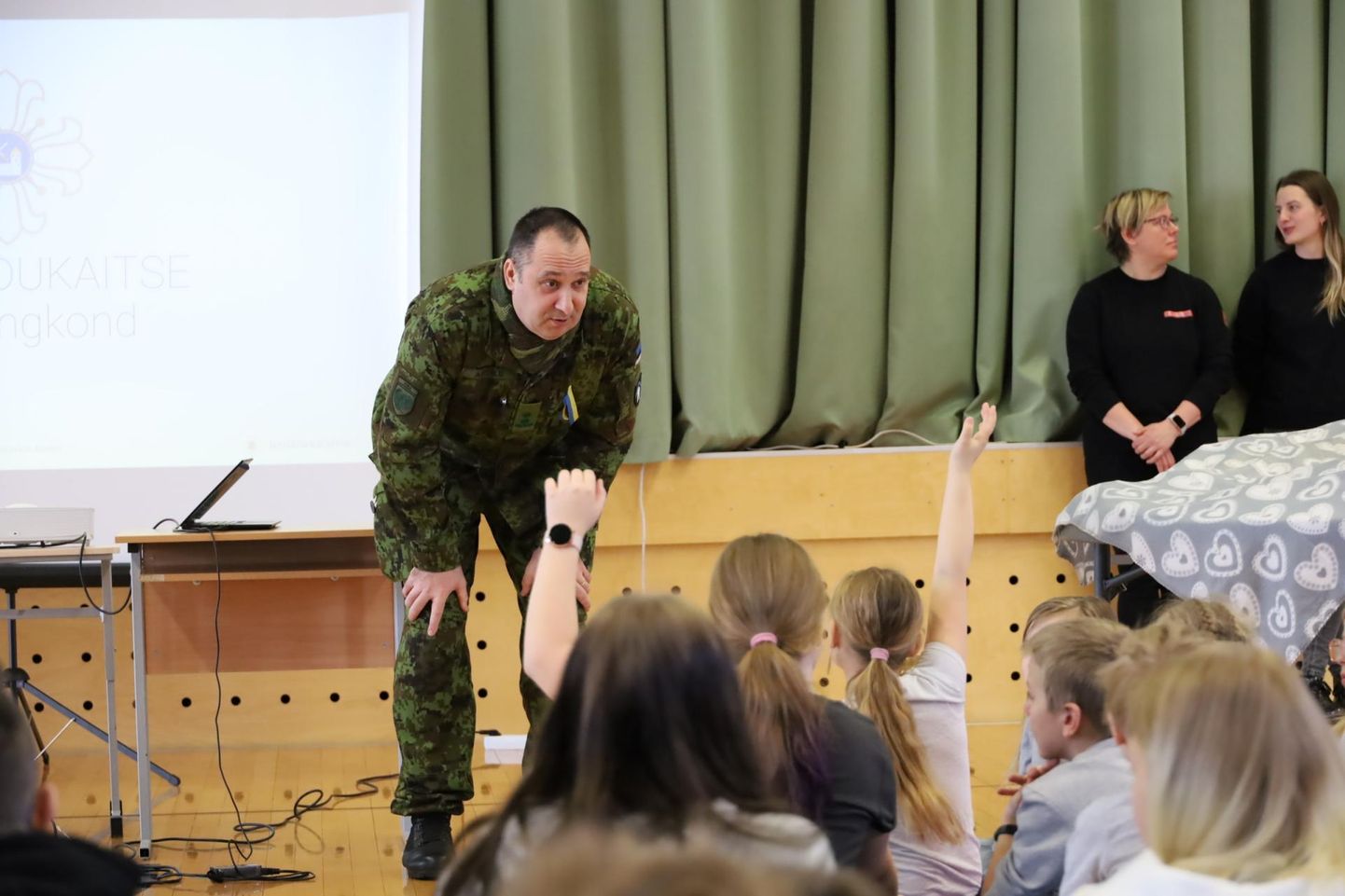 Kaitseliit paneb rõhku noortetööle. Viru maleva pealik Jaanus Ainsalu rääkis Rakke koolis Ukraina sõjast.