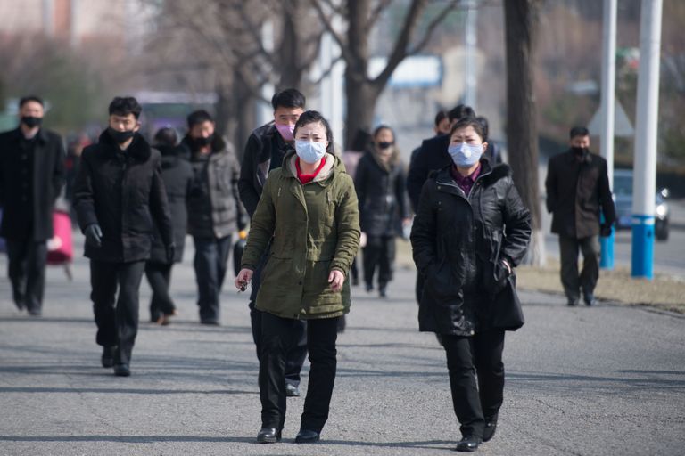 Põhja-Korea pealinnas Pyongyangis maske kandvad inimesed