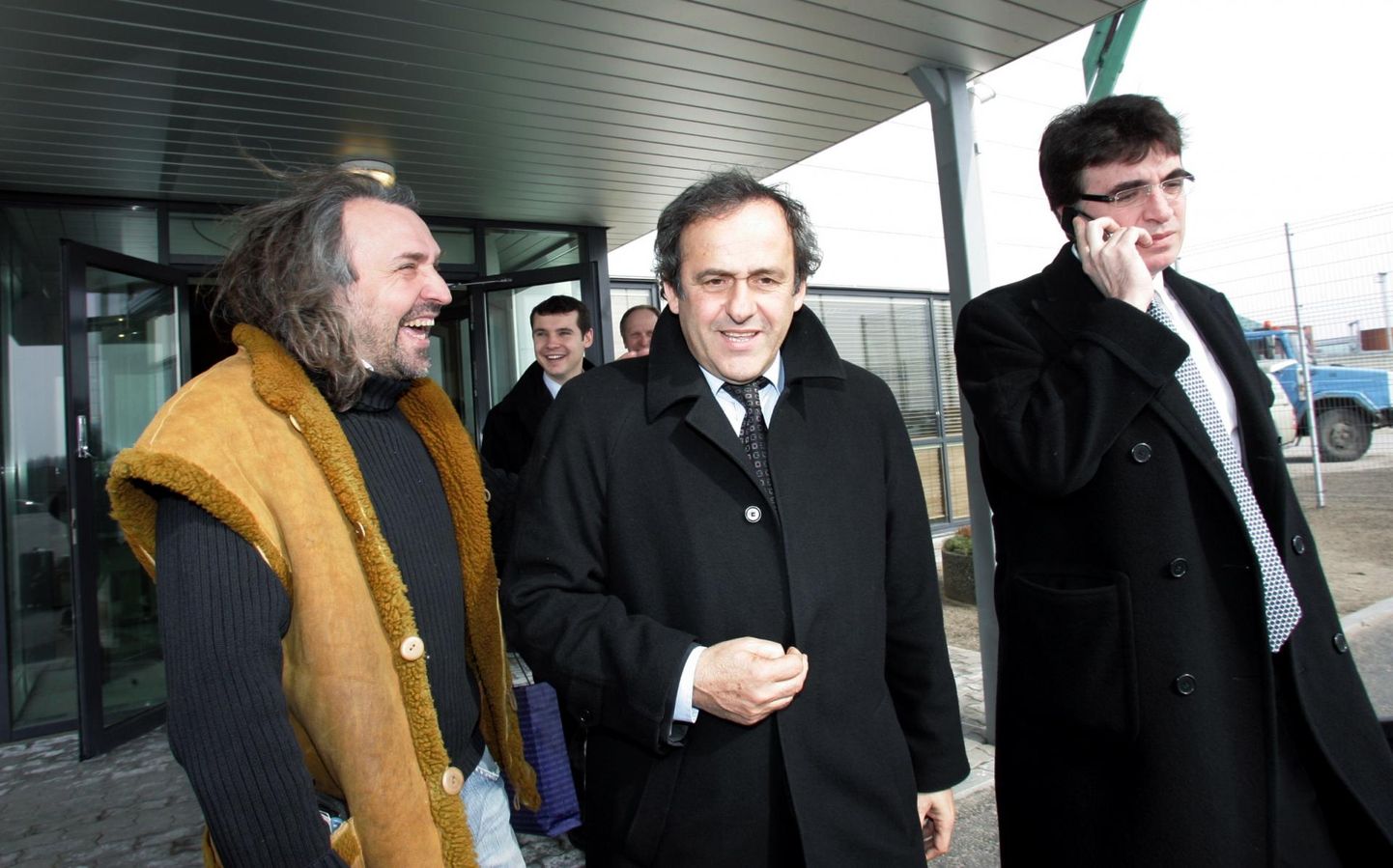 Michel Platini (keskel) 2008. aastal Tallinna lennujaamas koos Aivar Pohlakuga (vasakul).