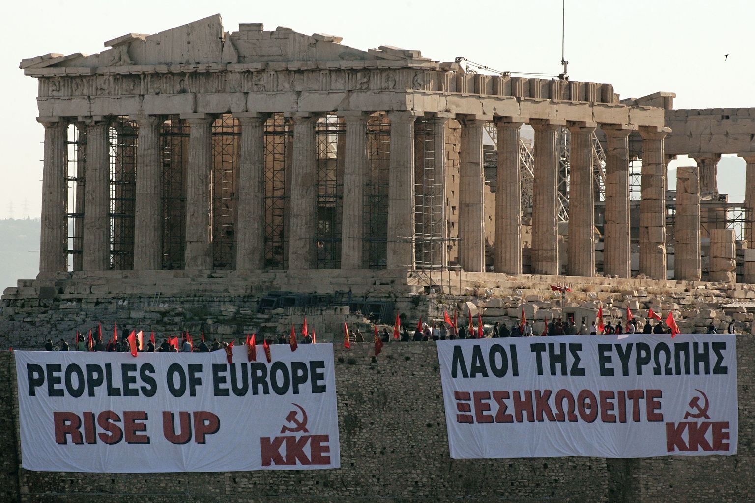 Kreeka kommunistliku partei plakatid Ateena akropoli ees. Plakatid kutsuvad Euroopa rahvaid ülestõusule.