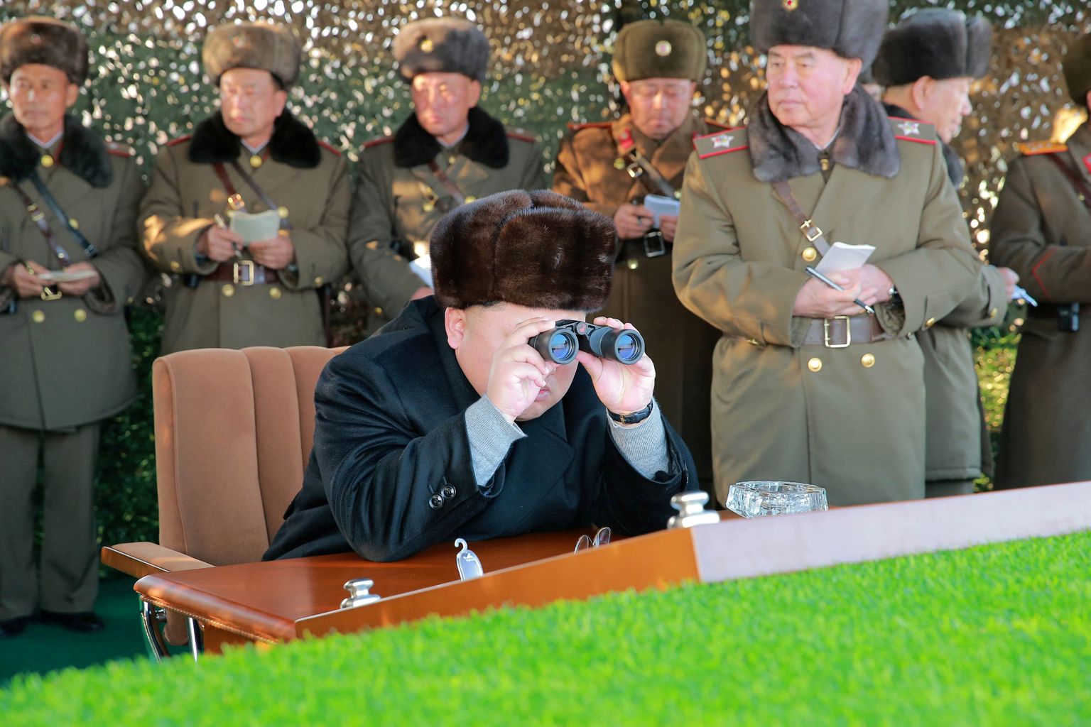 Põhja-Korea liider Kim Jong-un jälgib sõjalisi õppusi, 21. detsembril 2016. a.