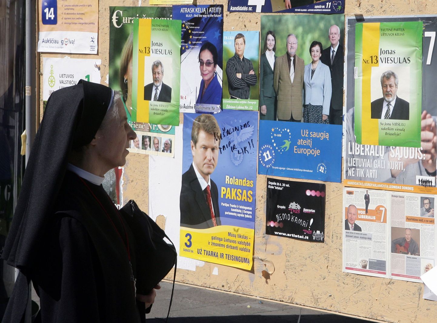 Mullukevadine pilt Leedu nunnast valimisplakatite ees.