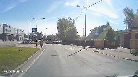 Видео: машина едва не сбила женщину на пешеходном переходе