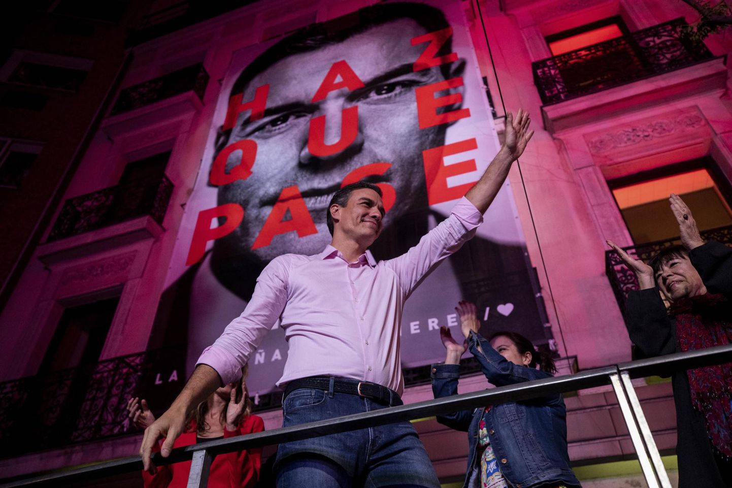 Sotsialistliku Töölispartei (PSOE) esimees Pedro Sánchez tervitamas valimisõhtul Madridis partei kontori juurde kogunenud toetajaid. 