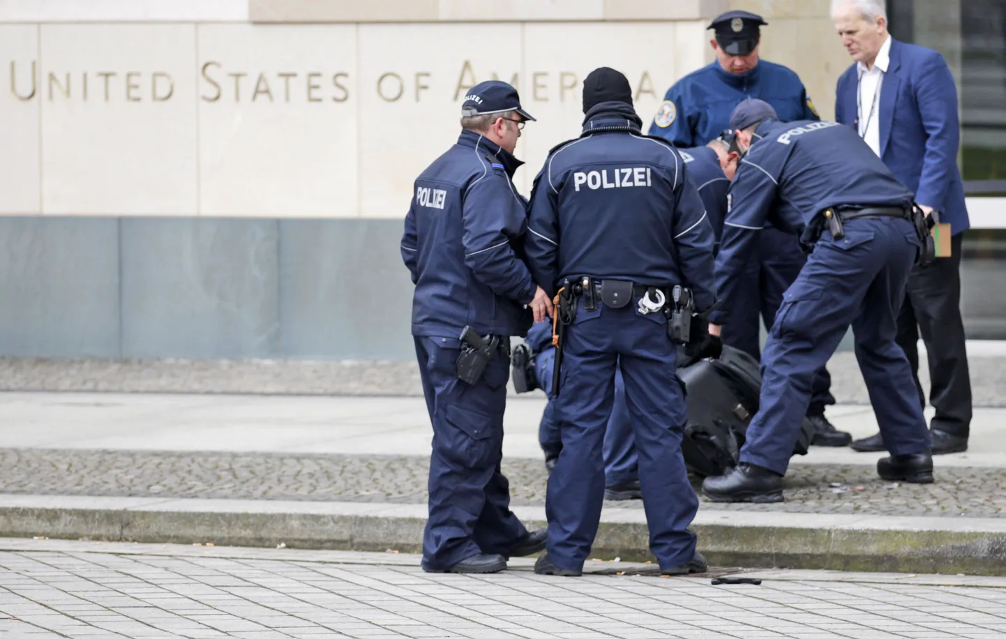 Полиция Берлина задержала 23-летнего немца у входа в посольство США. Задержанный угрожал бомбой.