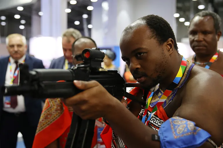 Kuningas Mswati III Venemaal kalashnikovi katsetamas.