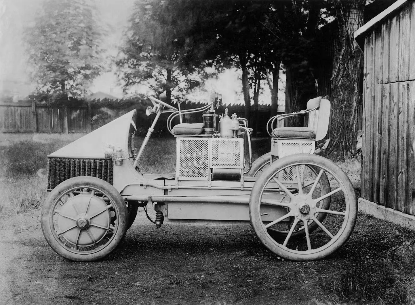 Lohner-Porsche «Semper Vivus» aastal 1900 – selle nimi tähendas ladina keeles «igavesti elus».  Aasta hiljem sündis tootmisvalmis versioon nimega Lohner-Porsche «Mixte».