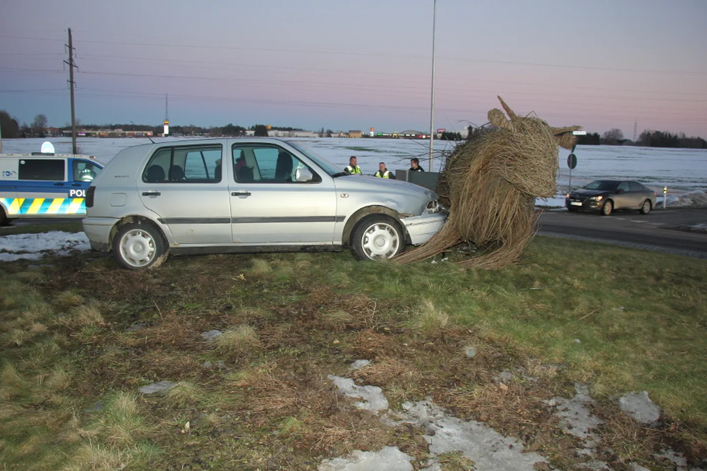 Auto sõitis otsa punutud lehmakujule.