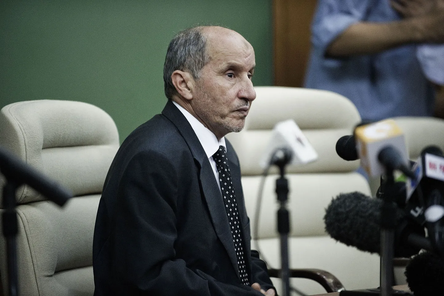 NTC juht Mustafa Abdel Jalil pressikonverentsil, kus teatati mässuliste juhi Abdel Fatah Younesi surmast