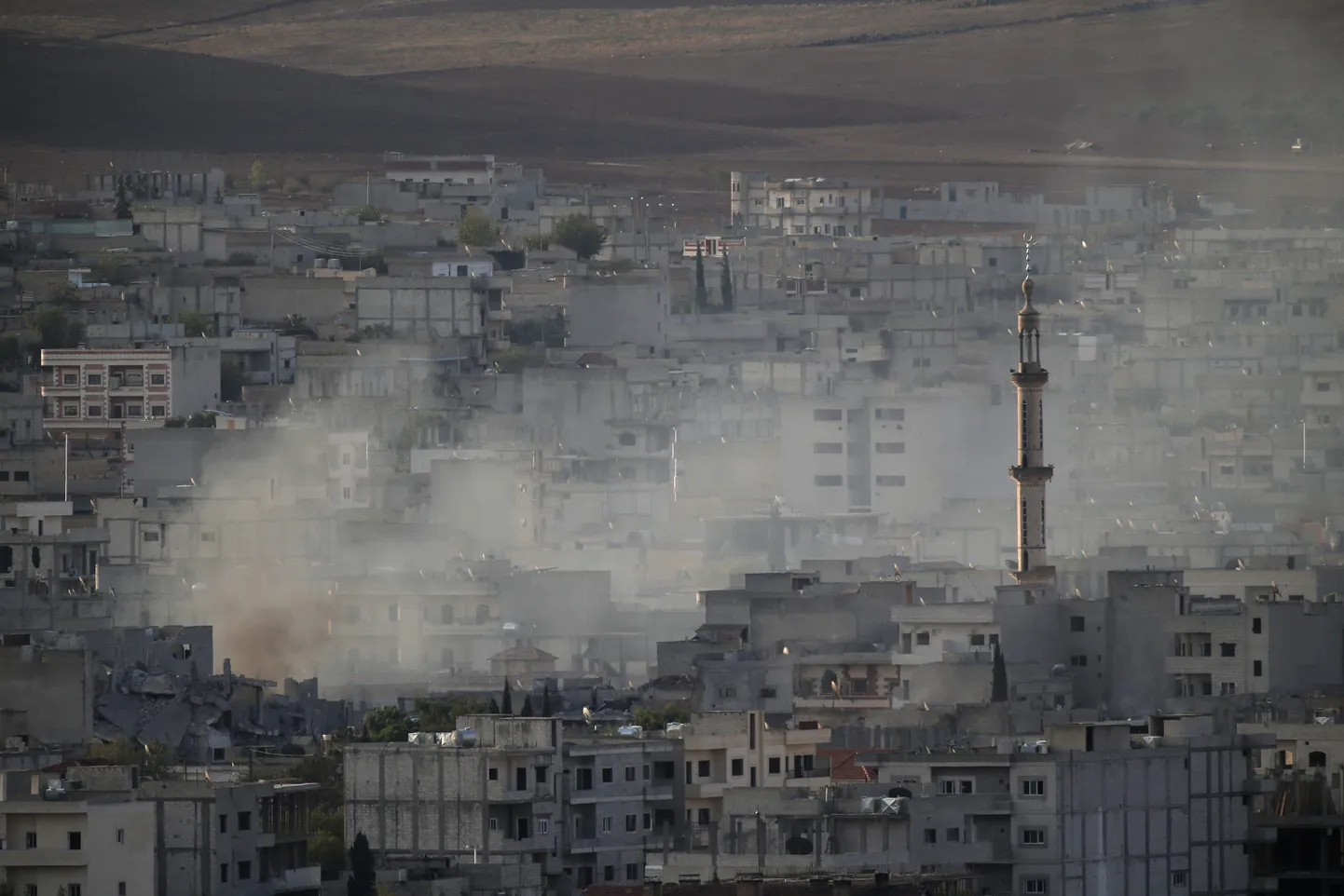 Õhulöökide järel tõusev suits Kobane linna kohal.