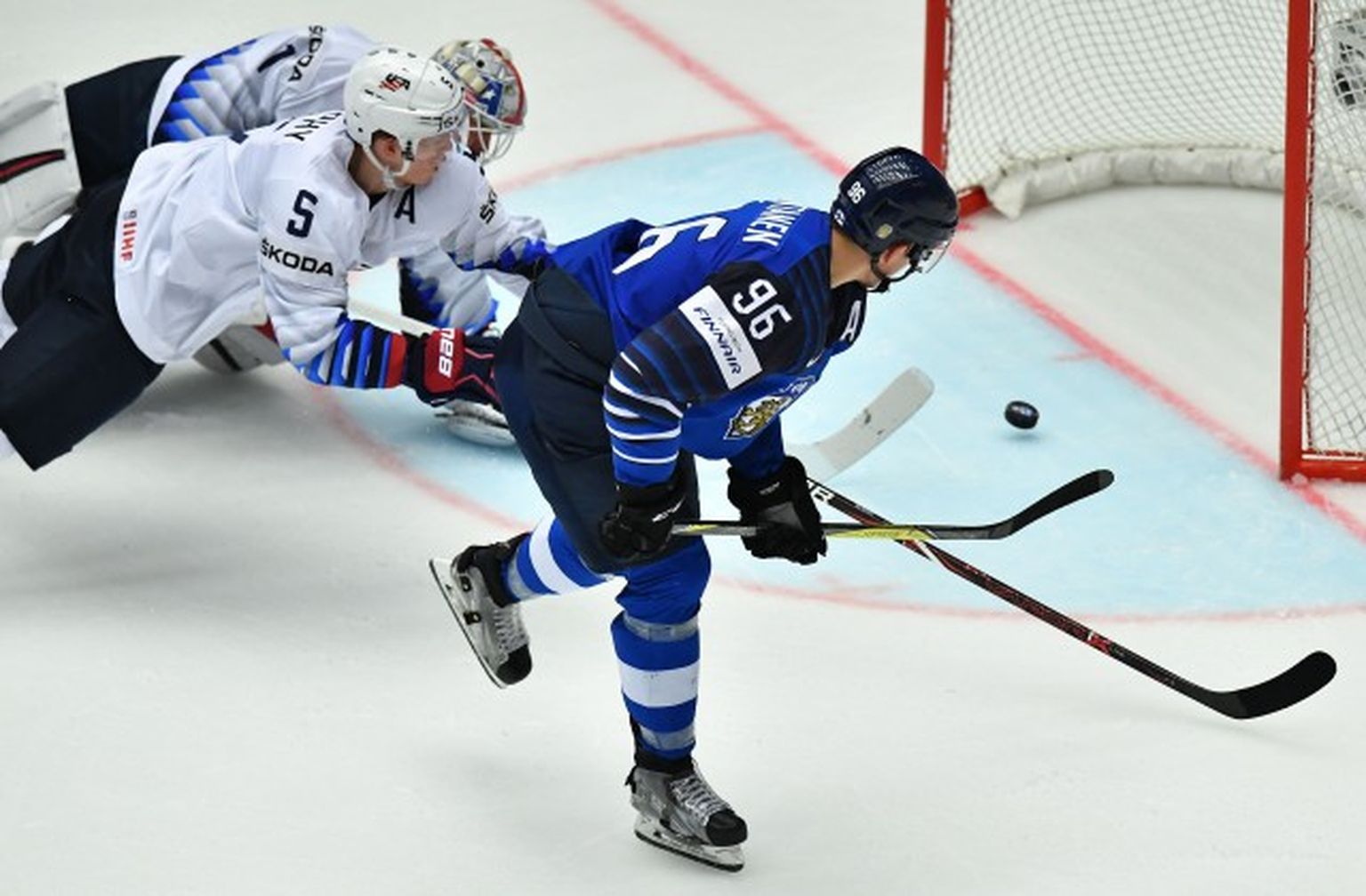 Somijas hokejists Miko Rantanens gūst vārtus pasaules čempionāta mačā pret ASV