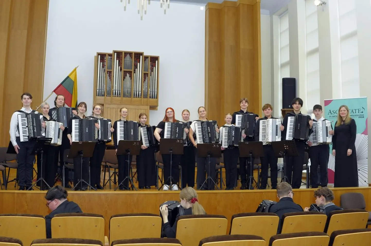 Eesti Noorte Akordioniorkester Kaunases. Dirigent Kristel Laas (ees vasakul),