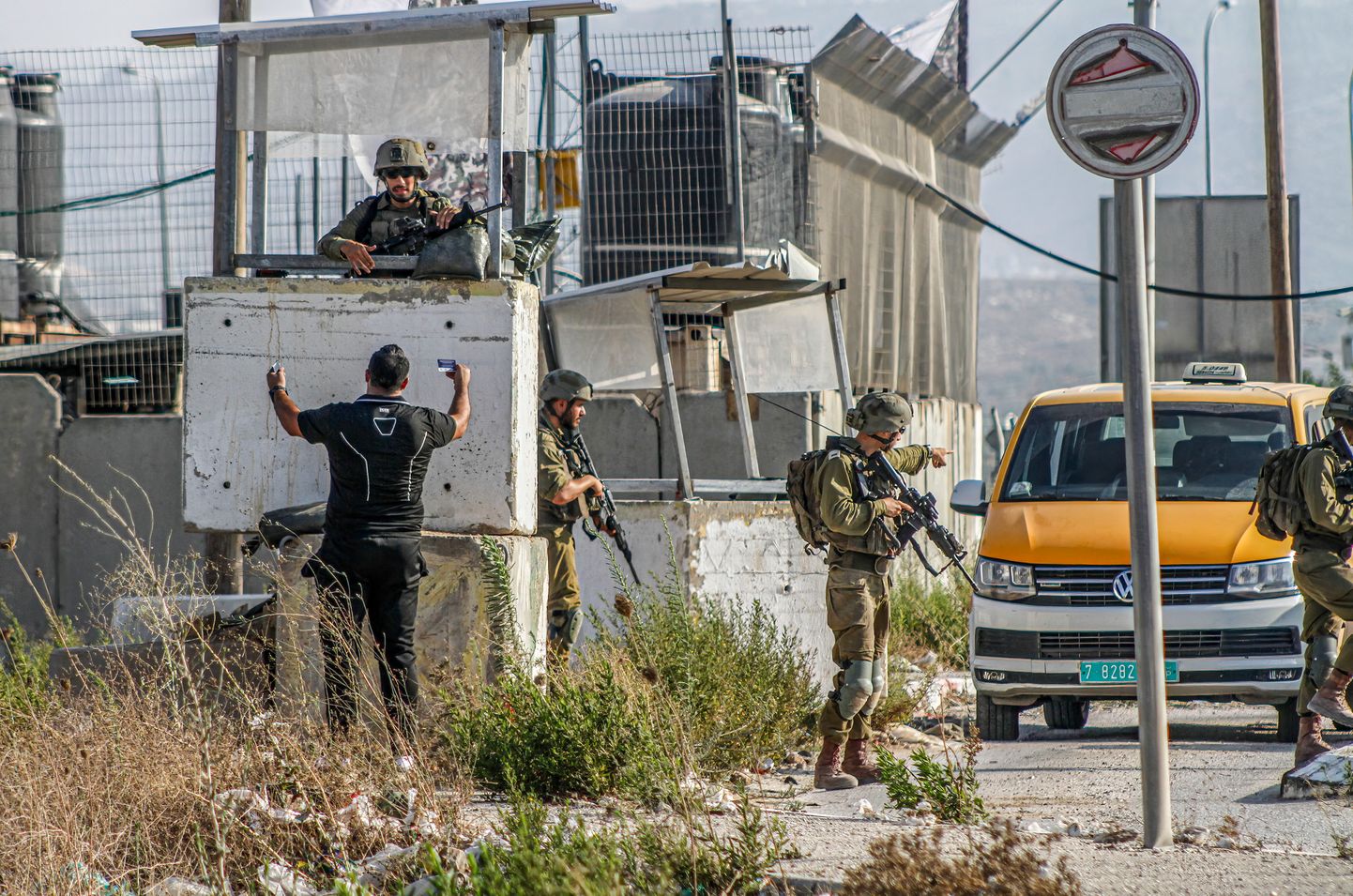 Palestiinlane vaidleb Iisraeli sõduritega Läänekaldal Nabluses kontrollpunkti juures, kus ta hiljem ka kinni võeti. Sõjavägi viib piirkonnas läbi ulatuslikku operatsiooni, et tabada tulistaja, kes tappis laupäeval, 19. augustil Hawaras kaks juudiasunikku. Kontrollpunktide juurde olid tekkinud autodest pikad järjekorrad.