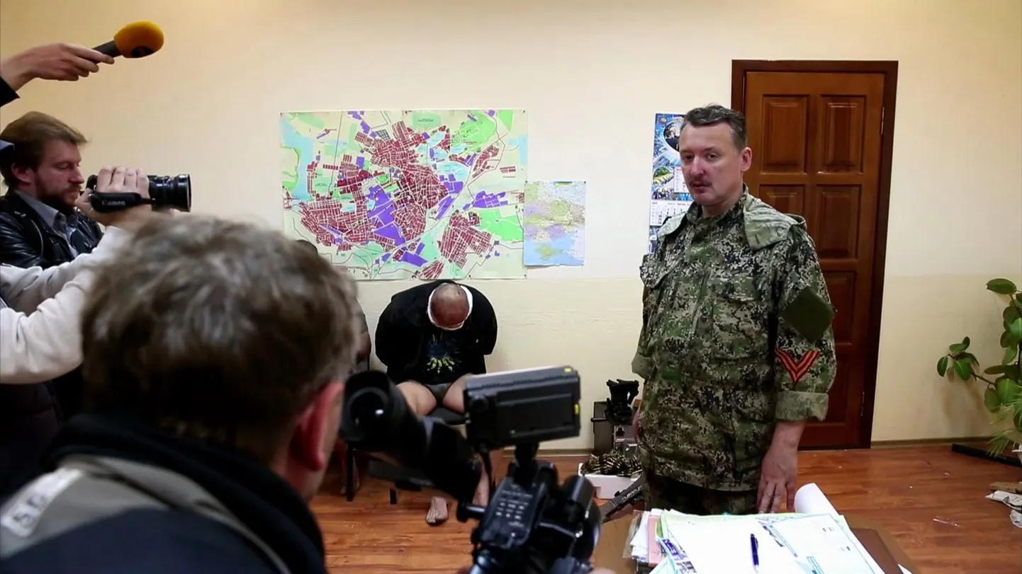 Igor Stelkov ajakirjanike ees.