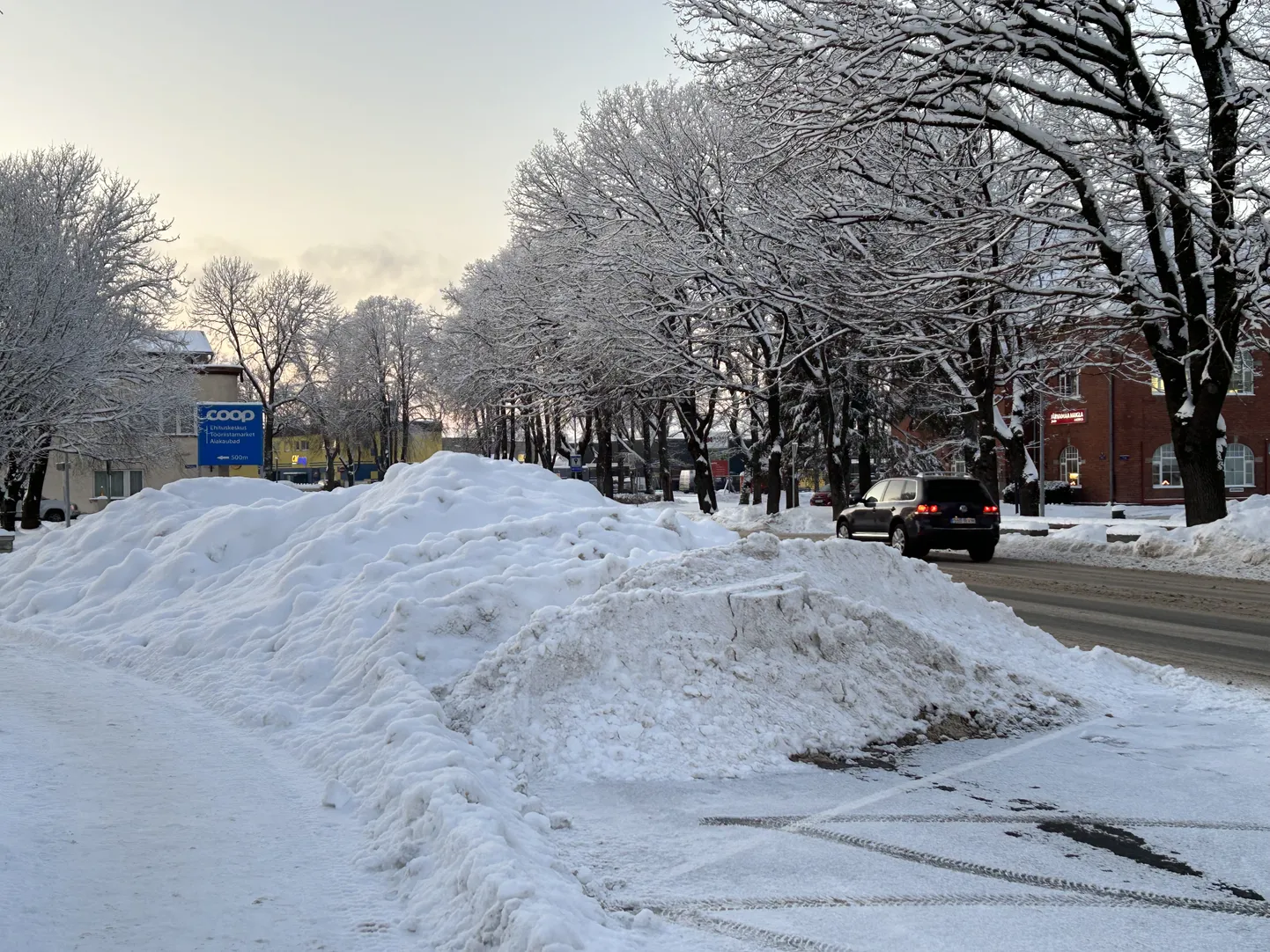 Paide muusika- ja teatrimaja parklas laiutab praegu veel hulga lund, kuid peagi viiakse see sealt ära.