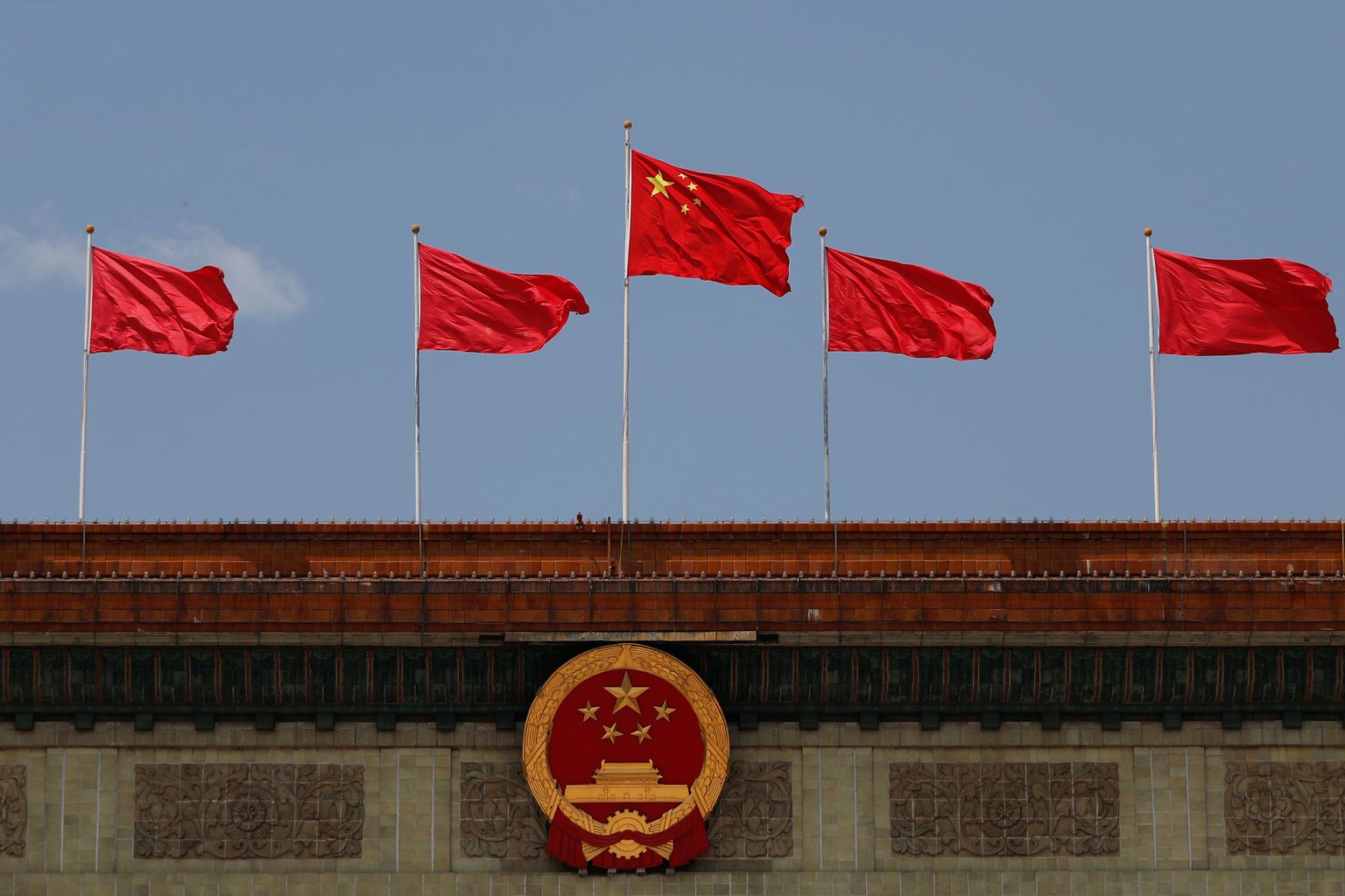 Hiina lipp Pekingi Rahvapalee kohal.