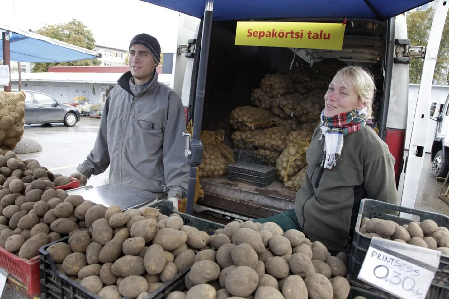 Valgamaal Sepakõrtsi talus oli kartulisaak tänavu keskmine, suurt peavalu põhjustasid aga metssead. Pildil perenaine Anu Jaanikesing koos kasupoja Erkkin Elangoga Tallinna keskturul.