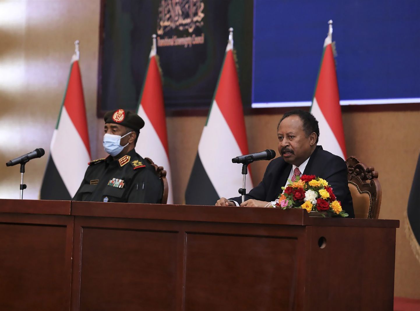 Sudaani peaminister Abdalla Hamdok (paremal) ja kindral Abdel Fattah Al-Burhan.