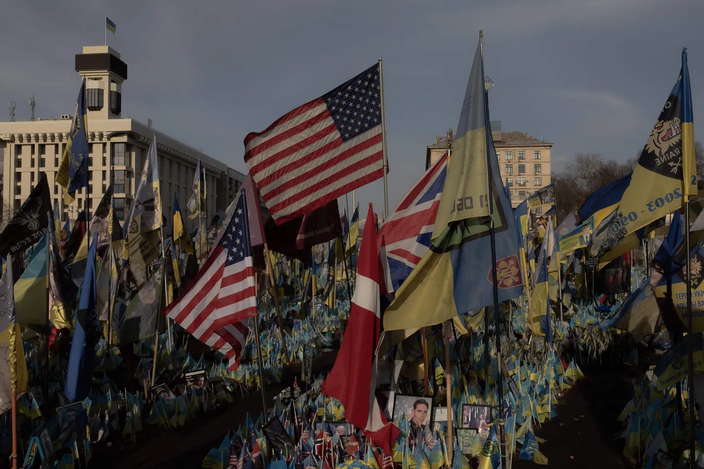 Ameerika Ühendriikide ja Ukraina lipud Kiievi keskväljakul. Foto on illustratiivne.