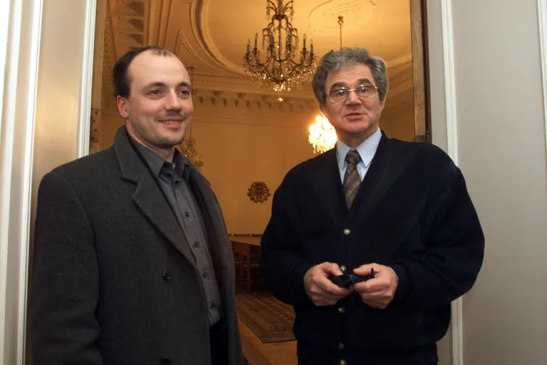 2002. aastal valis ringhäälingunõukogu ETV juhatuse esimeheks Ilmar Raagi. Õnnitlemas Hagi Šein.