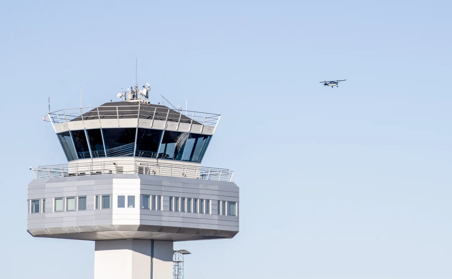 Lennujuhtimistorn Norras Bergenis asuval Flesland lennuväljal, mis 19. oktoobril kahtlaste droonide tõttu lühiajaliselt suleti.