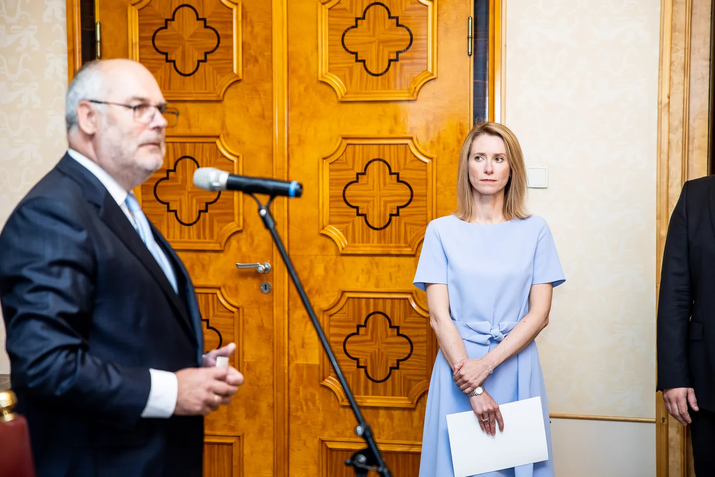 Президент Алар Карис и Кая Каллас в Кадриорге летом прошлого года, когда было назначено предыдущее правительство Партии реформ, "Отечества" и соцдемов.