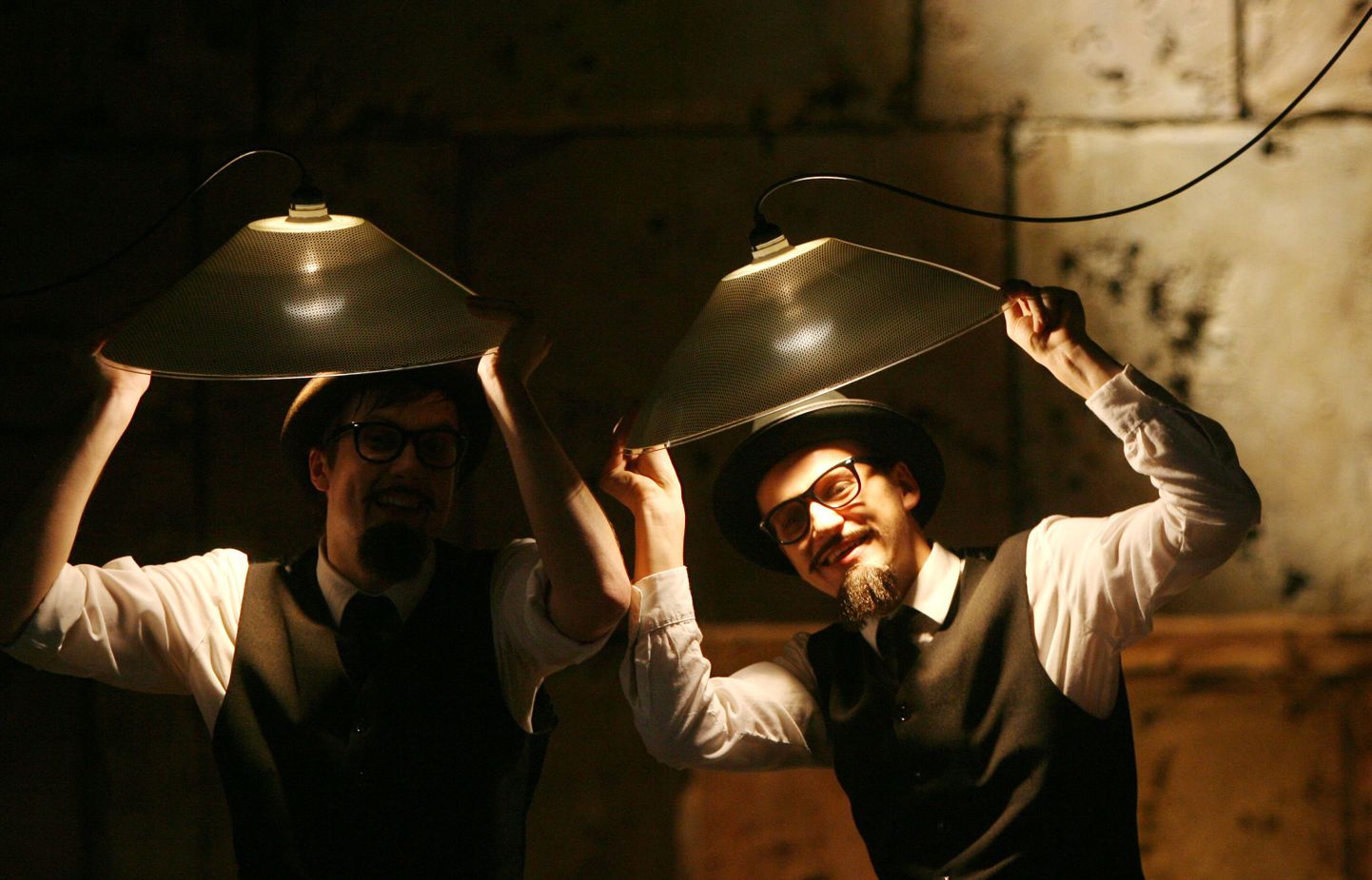 Stseen Vanemuises lavastatud Franz Kafka "Lossist". Pildil vasakul Martin Kõiv ja Markus Luik.