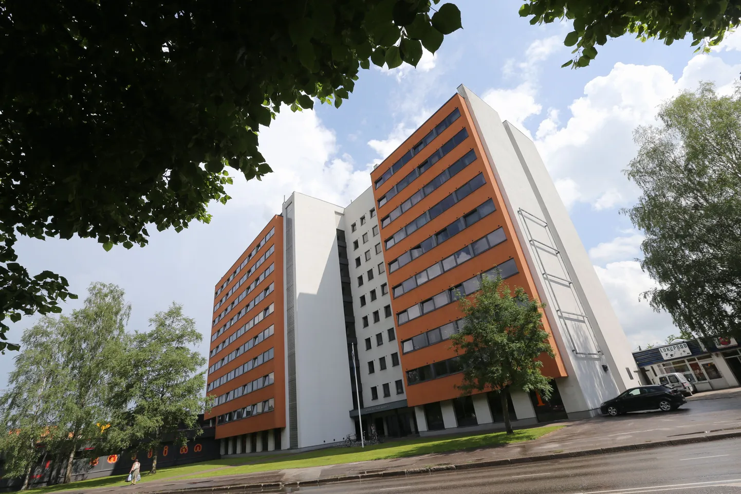 Pildil Tartu üliõpilasküla ühiselamu aadressil Narva mnt. 27.