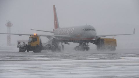 Lumetorm Helsingi lennujaamas: reisijad on lennukites kinni ning pagasit on raske kätte saada