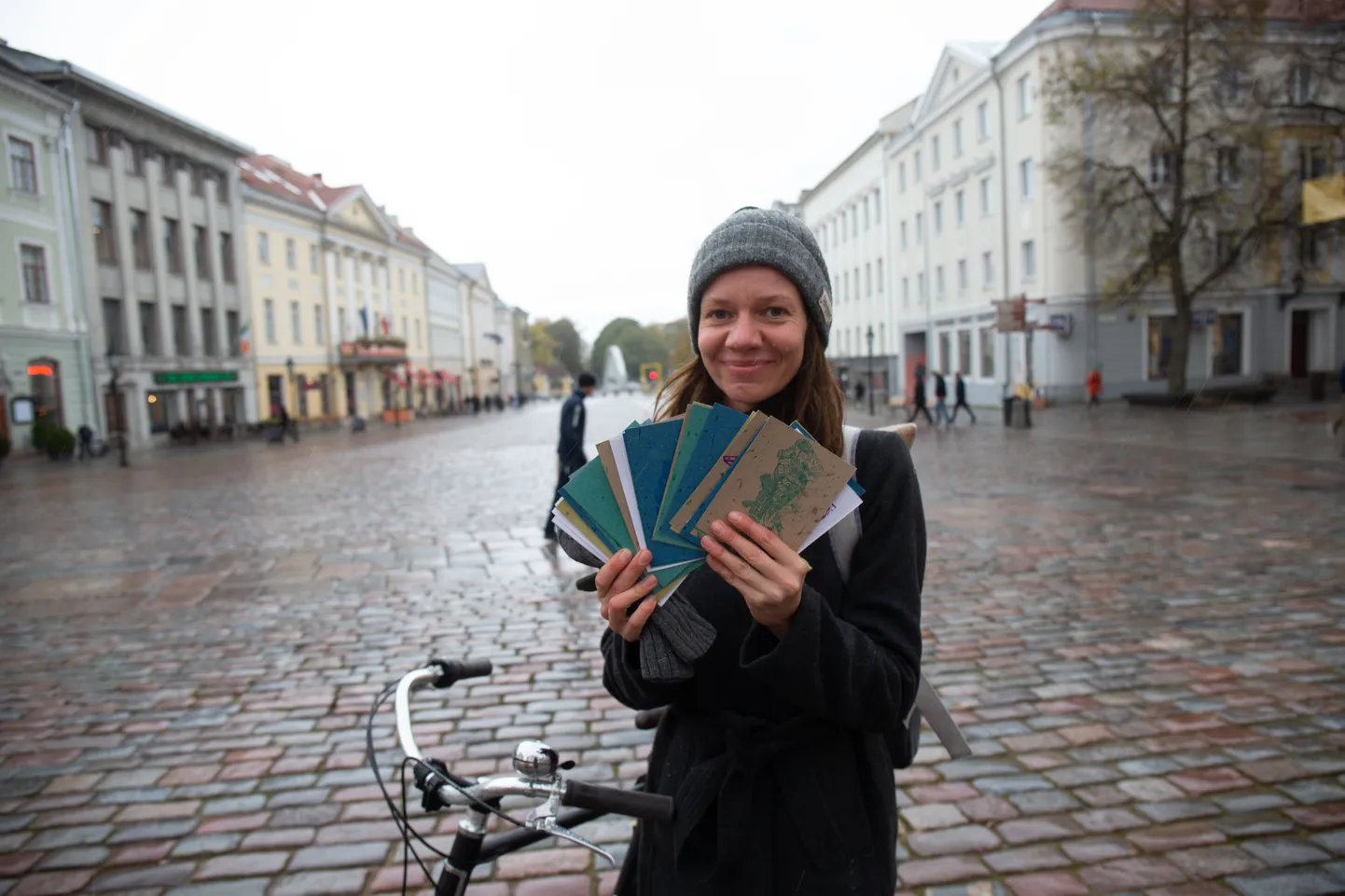 Tartu valgevenelane Volha Kaskeeich loodab et täna posti pandavad tartlaste kaardid jõuavad Valge­vene vanglates kinni peetavate inimeste kätte.