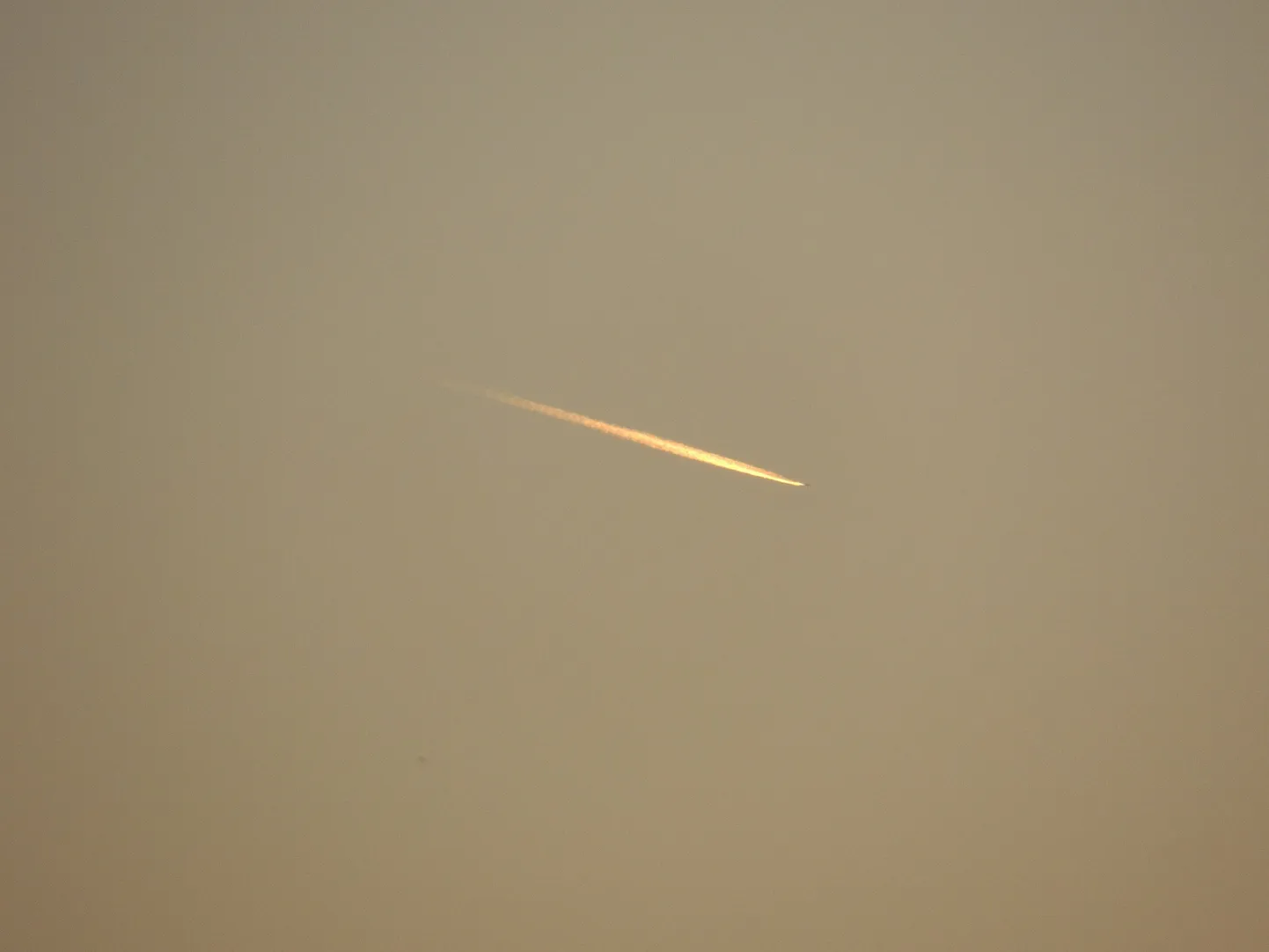 Meteorīts debesīs. Ilustratīvs attēls.