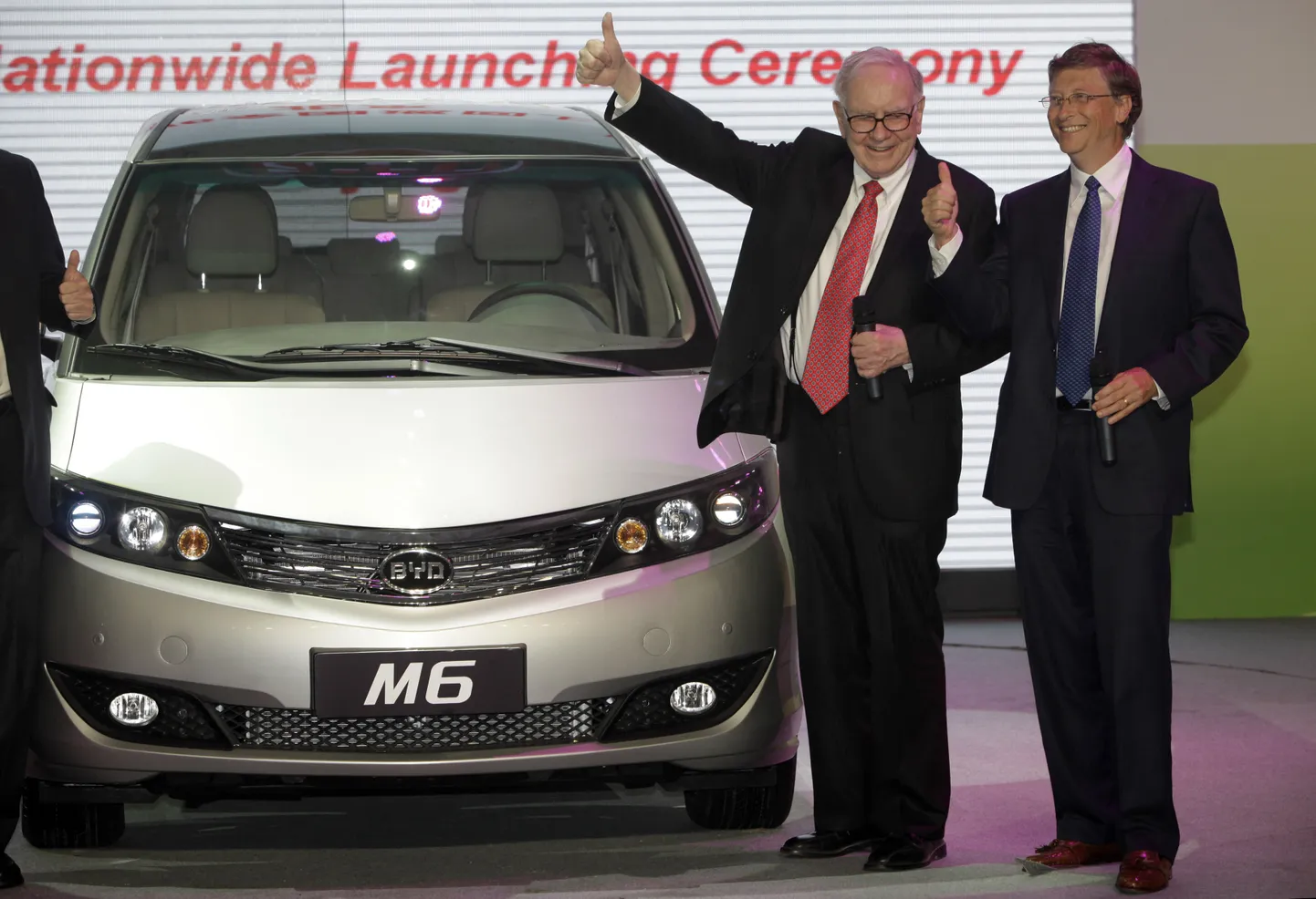 Miljardärid Warren Buffett (vasakul) ja Bill Gates tervitavad BYD M6 tulemist turule Pekingis 29. septembril 2010.
