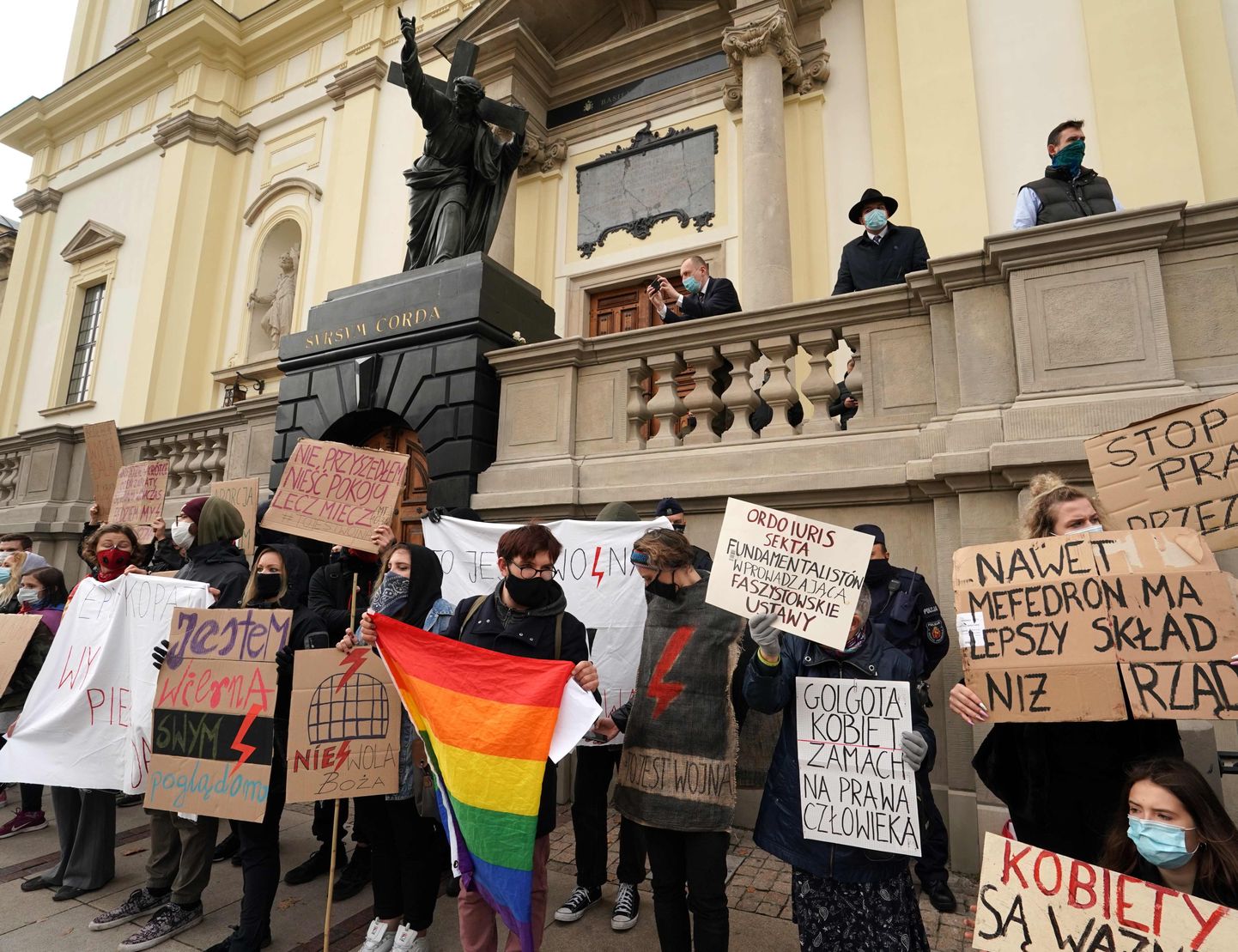Rahvas oktoobris Varssavis Püha Risti kiriku ees avaldamas meelt katoliku kiriku toetuse vastu abordiseaduse karmistamisele.