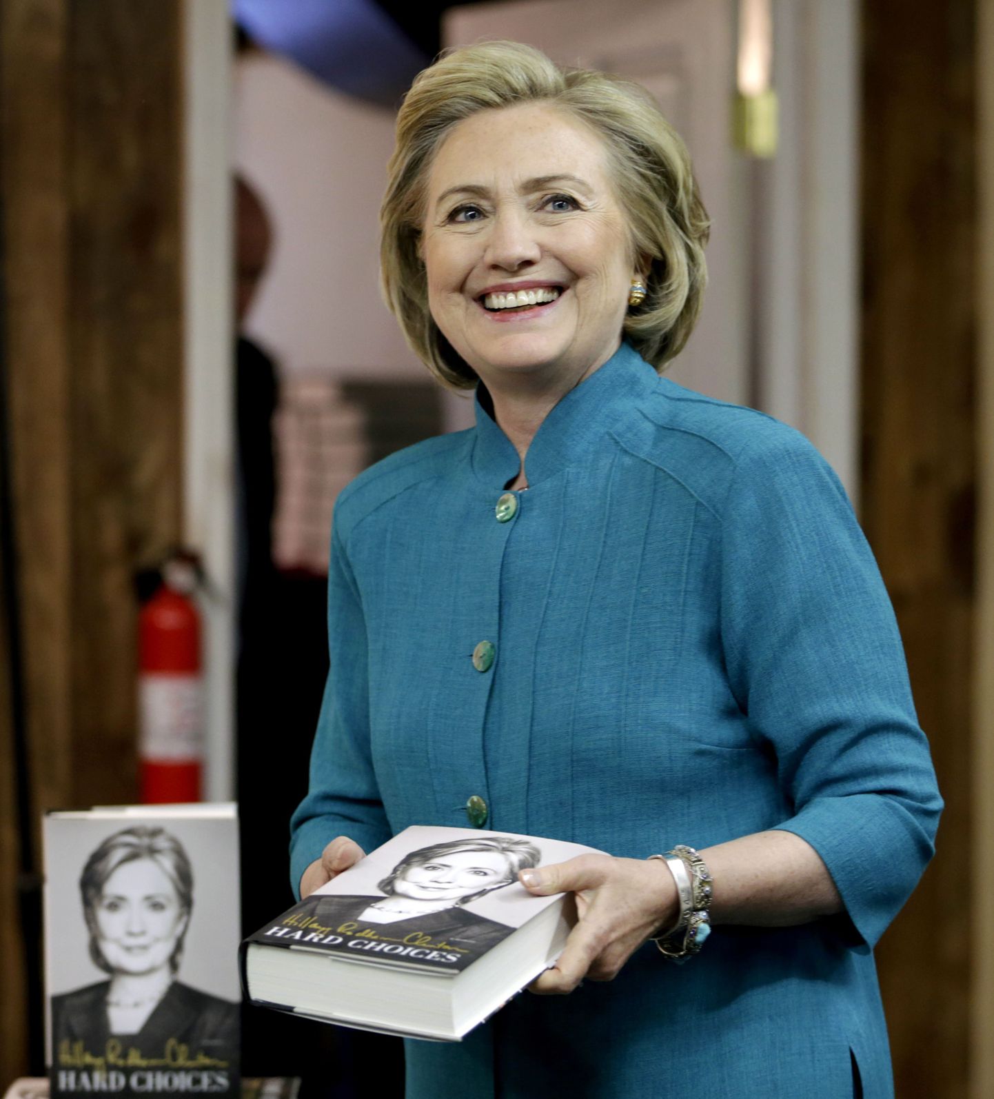 Hillary Rodham Clinton oma mäestusteraamatut Hard Choices esitlemas.