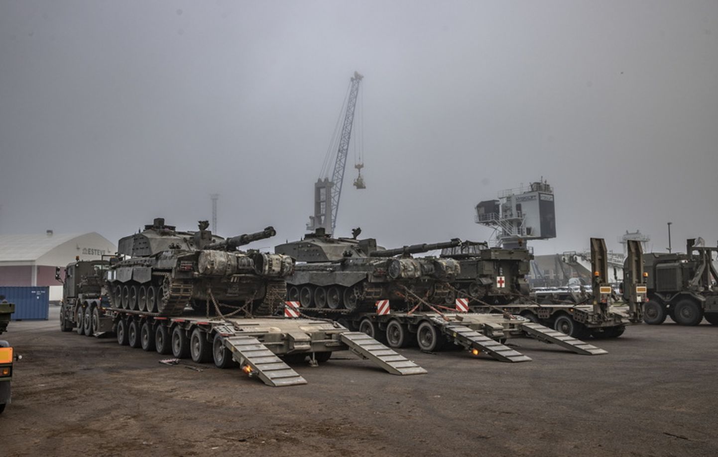 В Палдиски прибыли техника и танки новой смены боевой группы НАТО.
