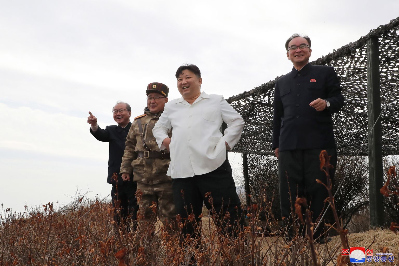 Põhja-Korea liider Kim Jong-un takseerib tiibraketikatsetust Lõuna-Hamgyongi provintsis Jakdo-dongis 22. märtsil. Põhja-Korea riigimeedia teatel katsetati kaht Hwasai-1 ja kaht Hwasai-2 strateegilist tiibraketti, mis olid varustatud testtuumapeaga.