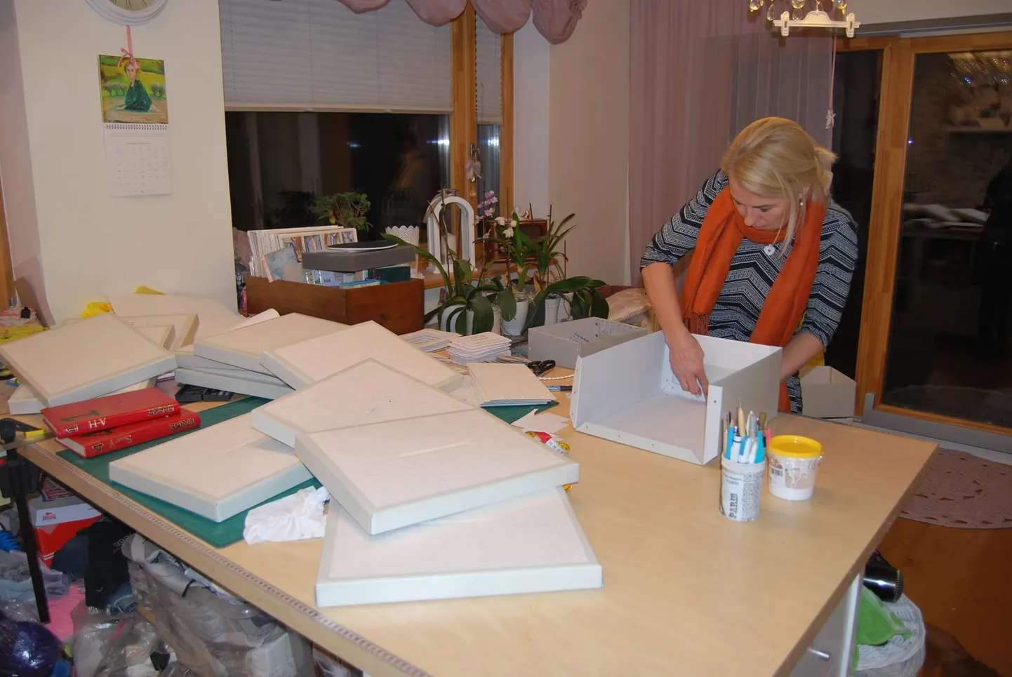 Maris Põldmaa valmistab ilusalongidele raha kogumiseks karpe.