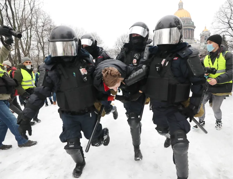 Märulipolitseinikud tassimas Venemaa meeleavaldusel osalejat.