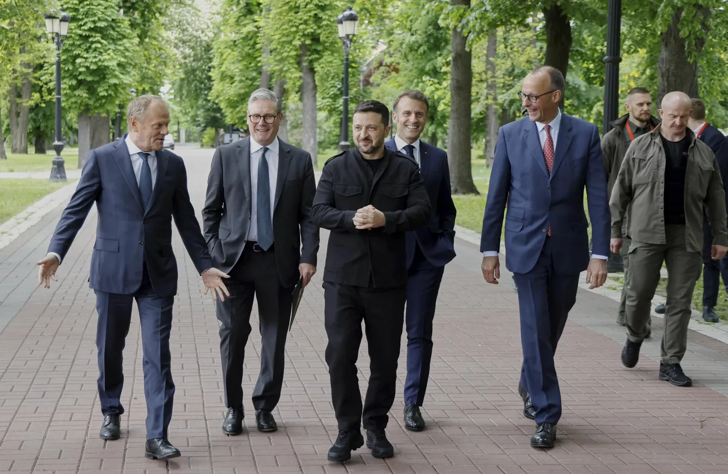 Ukraina president Volodõmõr Zelenskõi (keskel) koos Poola peaministri Donald Tuski, Briti peaministri Keir Starmeri, Prantsuse presidendi Emmanuel Macroni ja Saksa kantsleri Friedrich Merziga Kiievis 10. mail.
