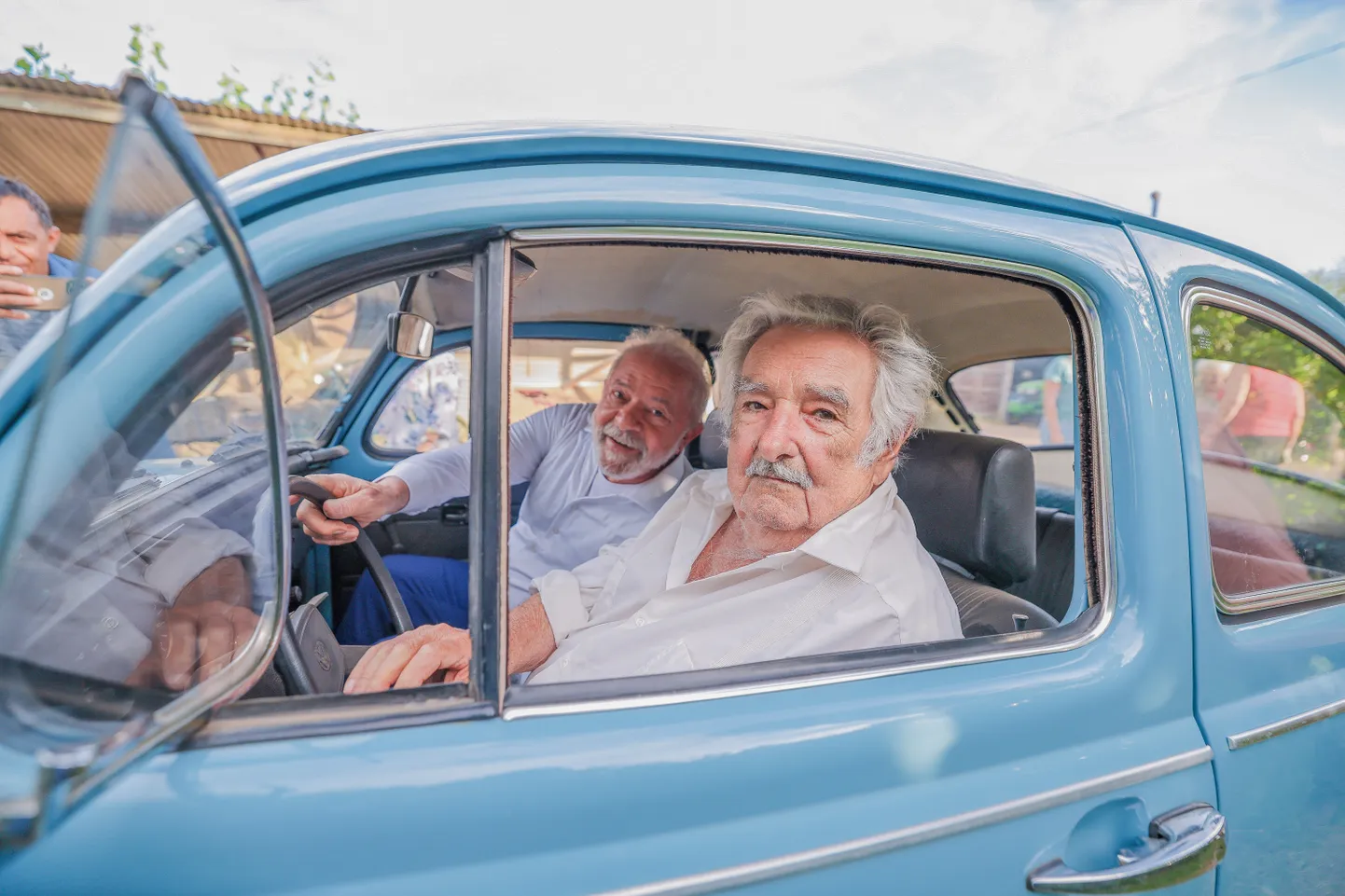 KOOS SÕBRAGA: Pildil, mis on üles võetud 2023. aasta jaanuaris, on José Mujica jäädvustatud koos oma hea sõbra, Brasiilia praeguse presidendi Luiz Inácio Lula da Silvaga. Sõbrad istuvad Mujica 1987. aasta Volkswagen Põrnikas.