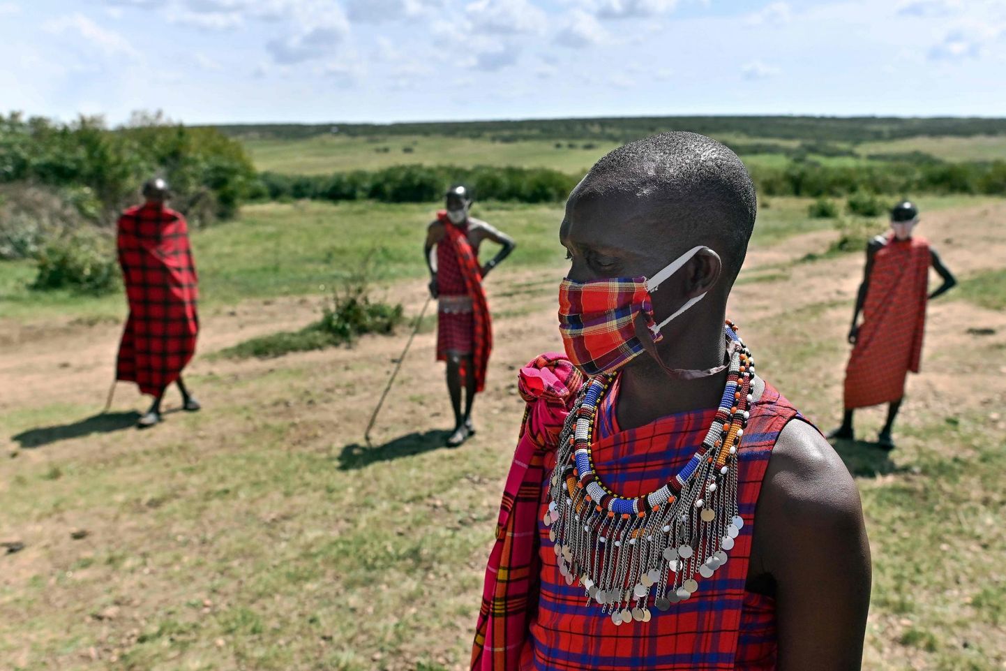 Maasai hõimu esinejad kogunevad riidest näomaske kandes oma koduküla juures Talekis. Külalisi, kellele etendust anda, pole juba mitu kuud ning kohalike elanike sissetulek on kokku kuivanud.