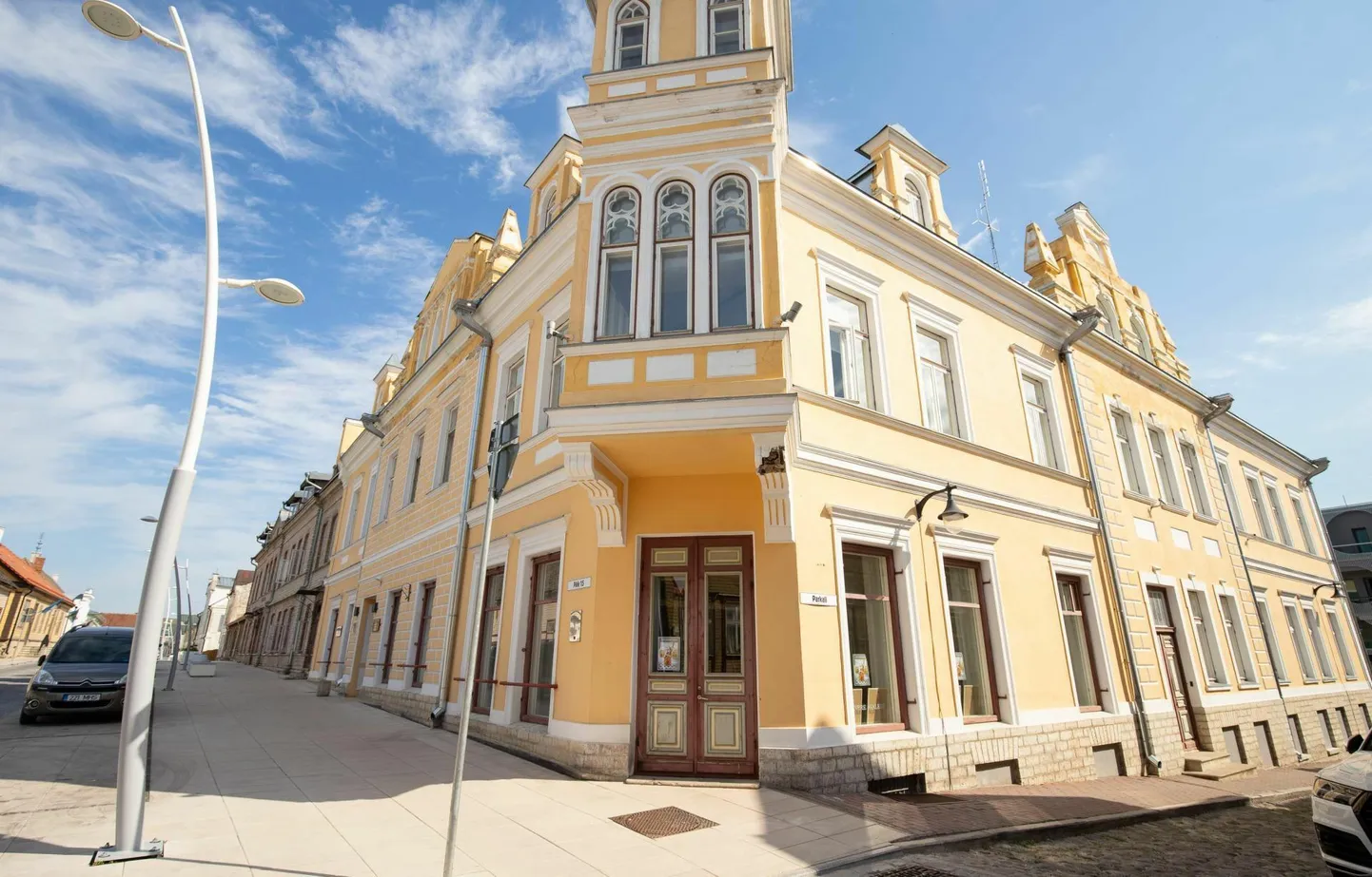 Rakvere Galerii kevadnäitusel väljas olevad kunstiteosed interpreteerivad vanasõnu.