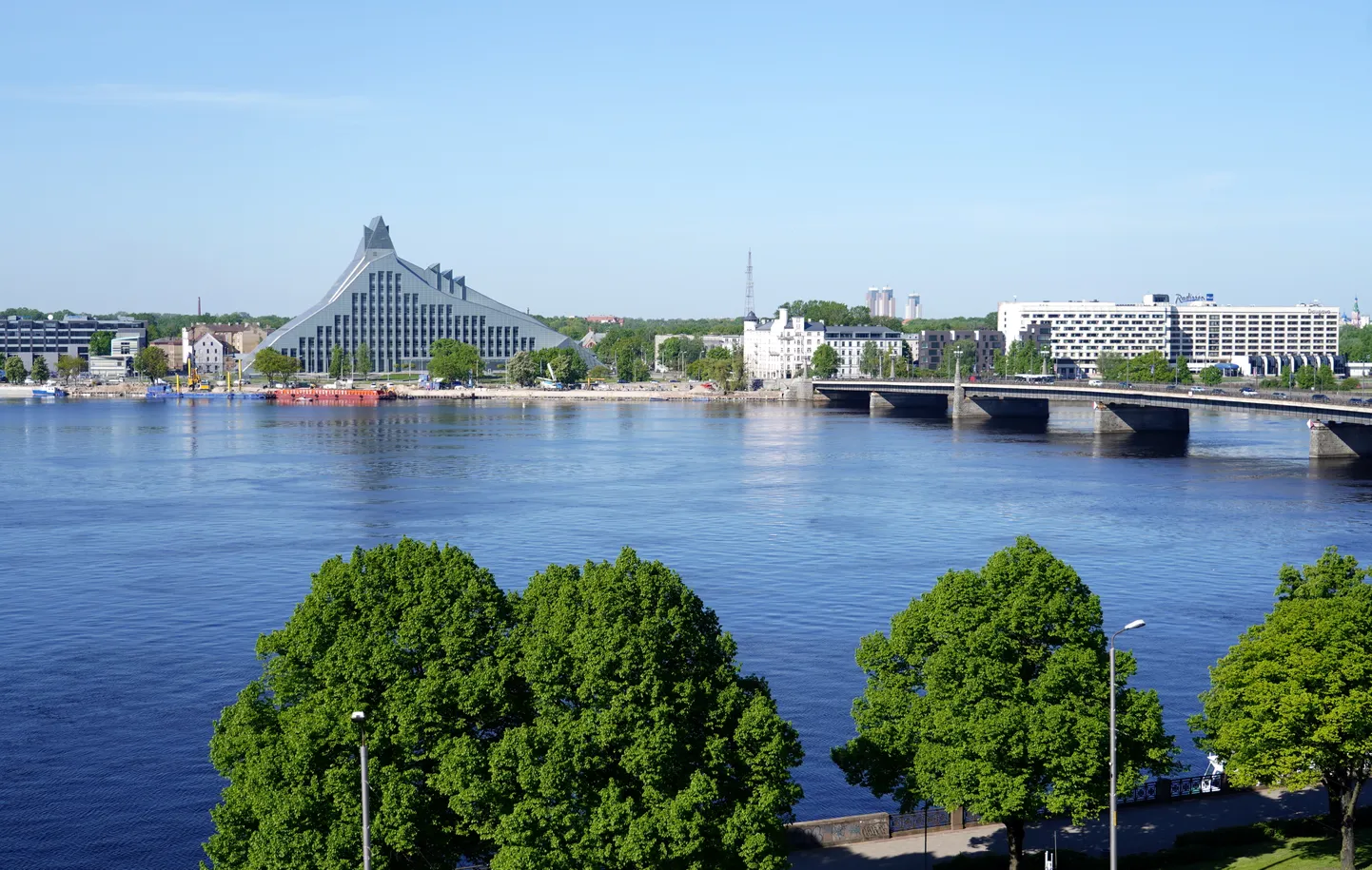Akmens tilts pār Daugavu un Latvijas Nacionālā bibliotēka.