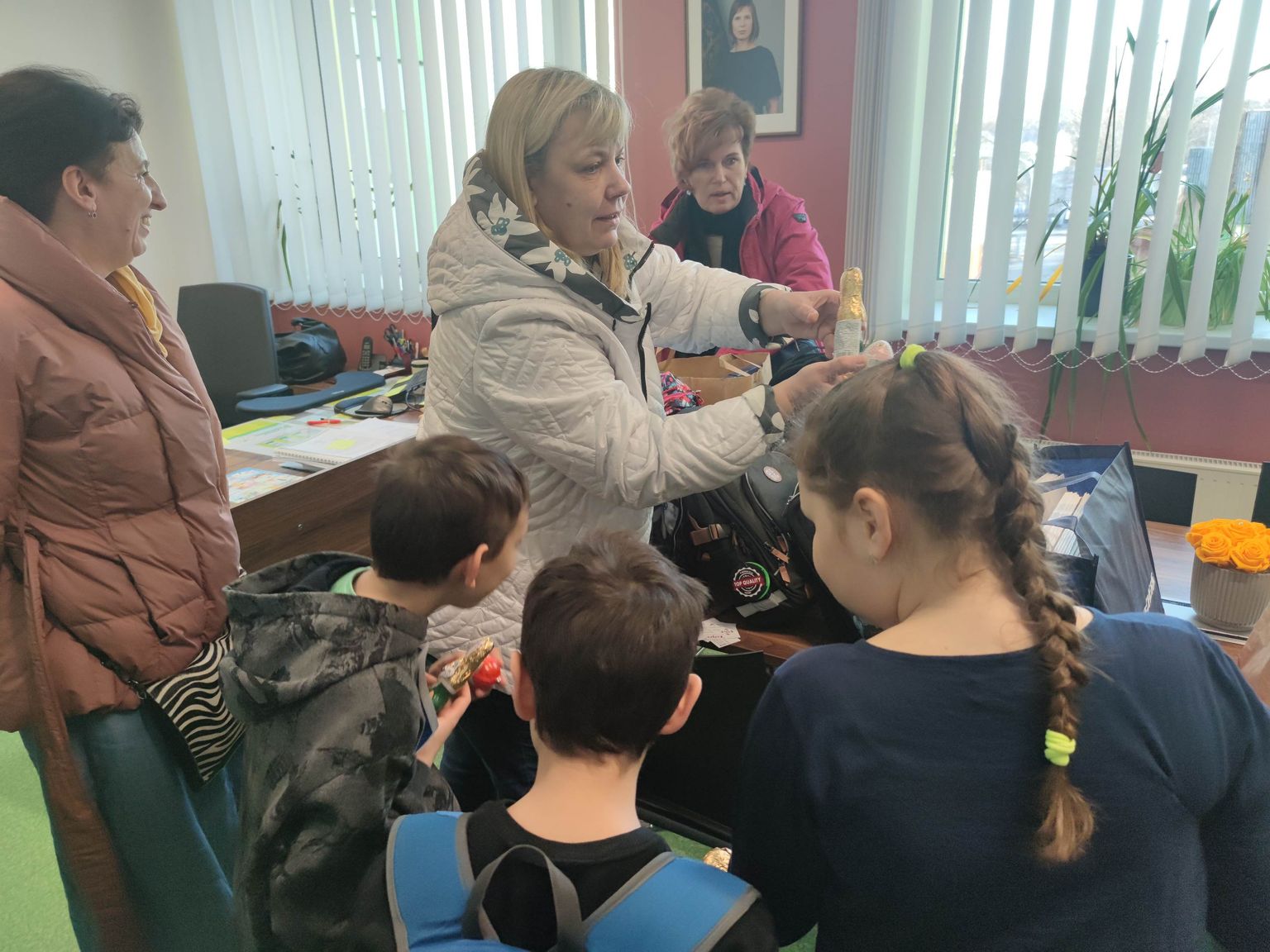 Valga Lions naisteklubi LC Valga Säde ja Valga põhikooli algõpetuse õpetajad tegid põhikoolis õppivatele Ukraina lastele kingituse.