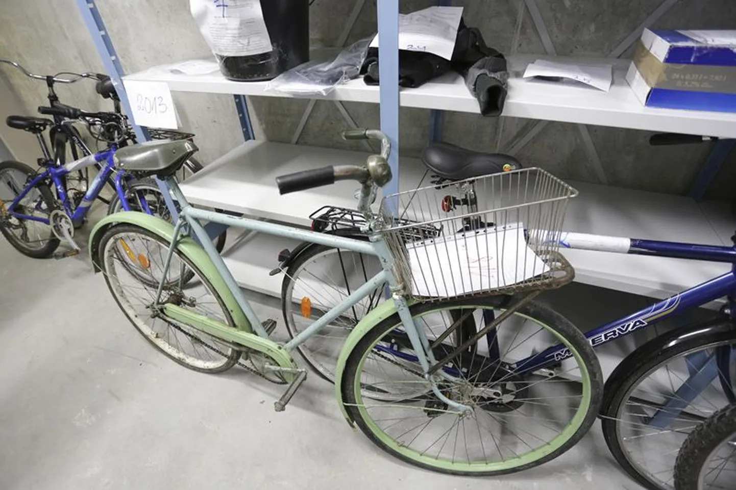 Politsei leitud asjade hoiuruumist viiakse peagi Rakvere linnavalitsusse kuus jalgratast ja ka riiulil olev sinine õllekast.
