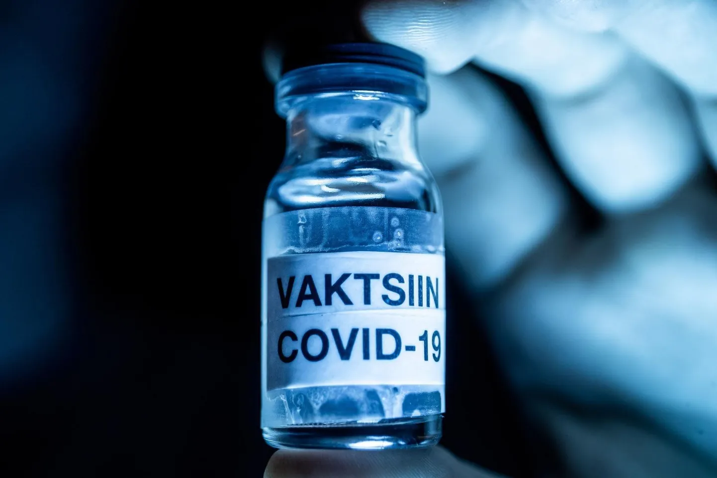 Koroonavaktsiin vajab säilitamiseks eritingimusi. Väga külmadel temperatuuridel hoitavad vaktsiinipudelid tuleb enne kasutamist sügavkülmast tavatemperatuuri võtta, nende sisu lahjendada ja süstaldesse doseerida. Reegleid järgides peaks jaguma ühest pudelist viieks vaktsiinidoosiks, aga elu näitab, et enamasti jätkub ka kuuendaks.