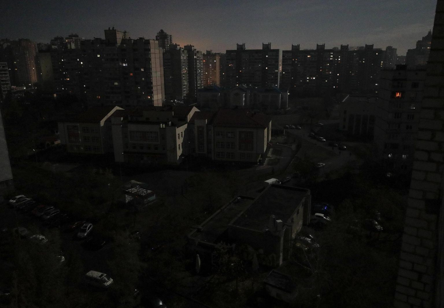 Kuuvalguses suplev Kiievi kesklinn peale novembri alguses linna tabanud Vene raketi- ja droonirünnakut. 